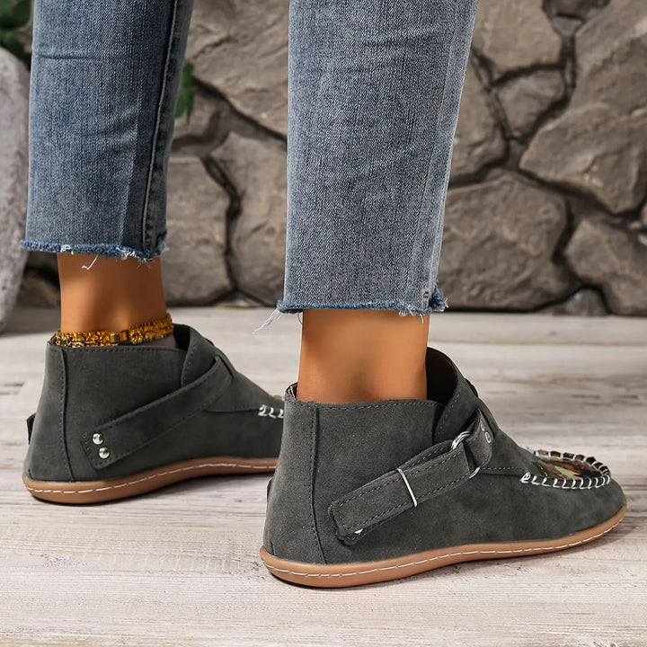 Cara - Bequemer Slipper mit Schnallen-Detail