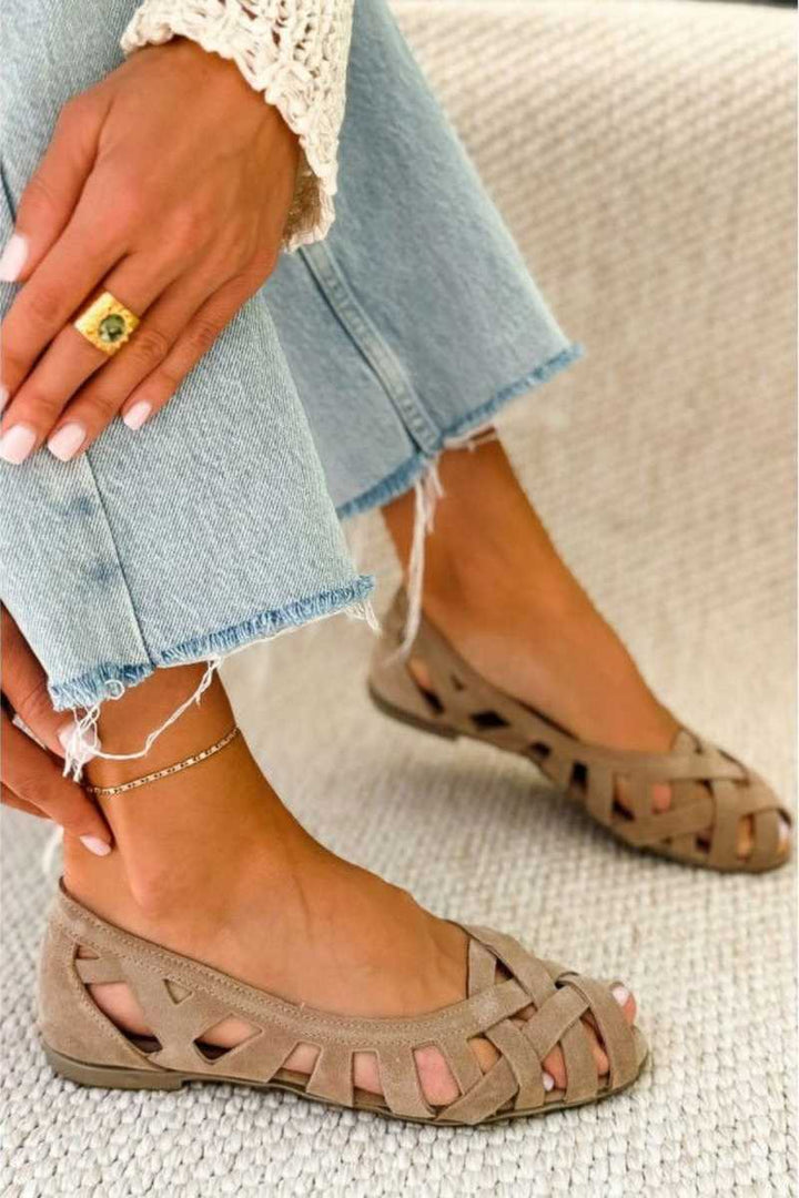 Kinsley - Flache geflochtene Cut-out-Sandalen
