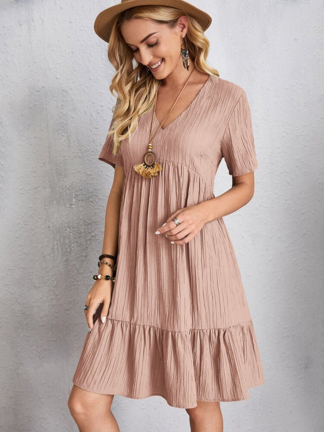 Belinda - Strukturiertes Stufenkleid mit V-Ausschnitt
