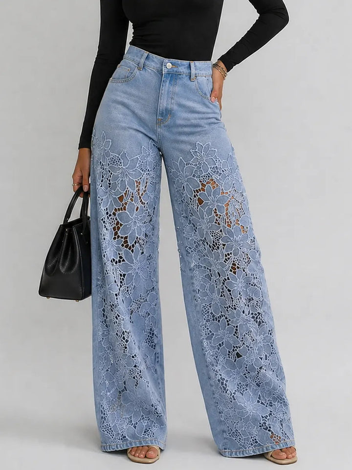 Kaliora - Weit geschnittene Jeans mit floraler Spitze