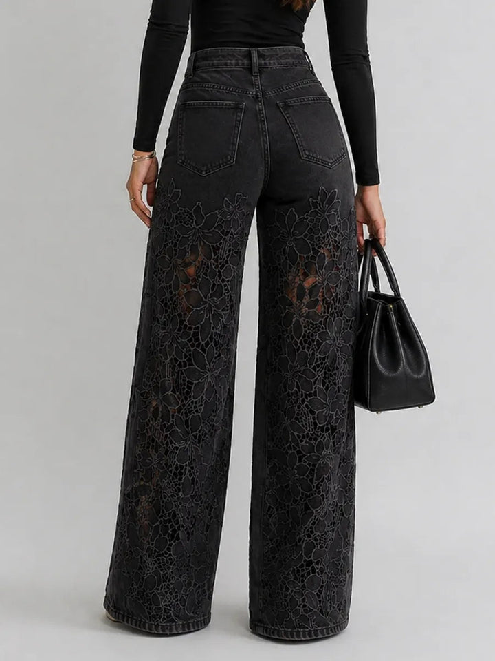 Kaliora - Weit geschnittene Jeans mit floraler Spitze
