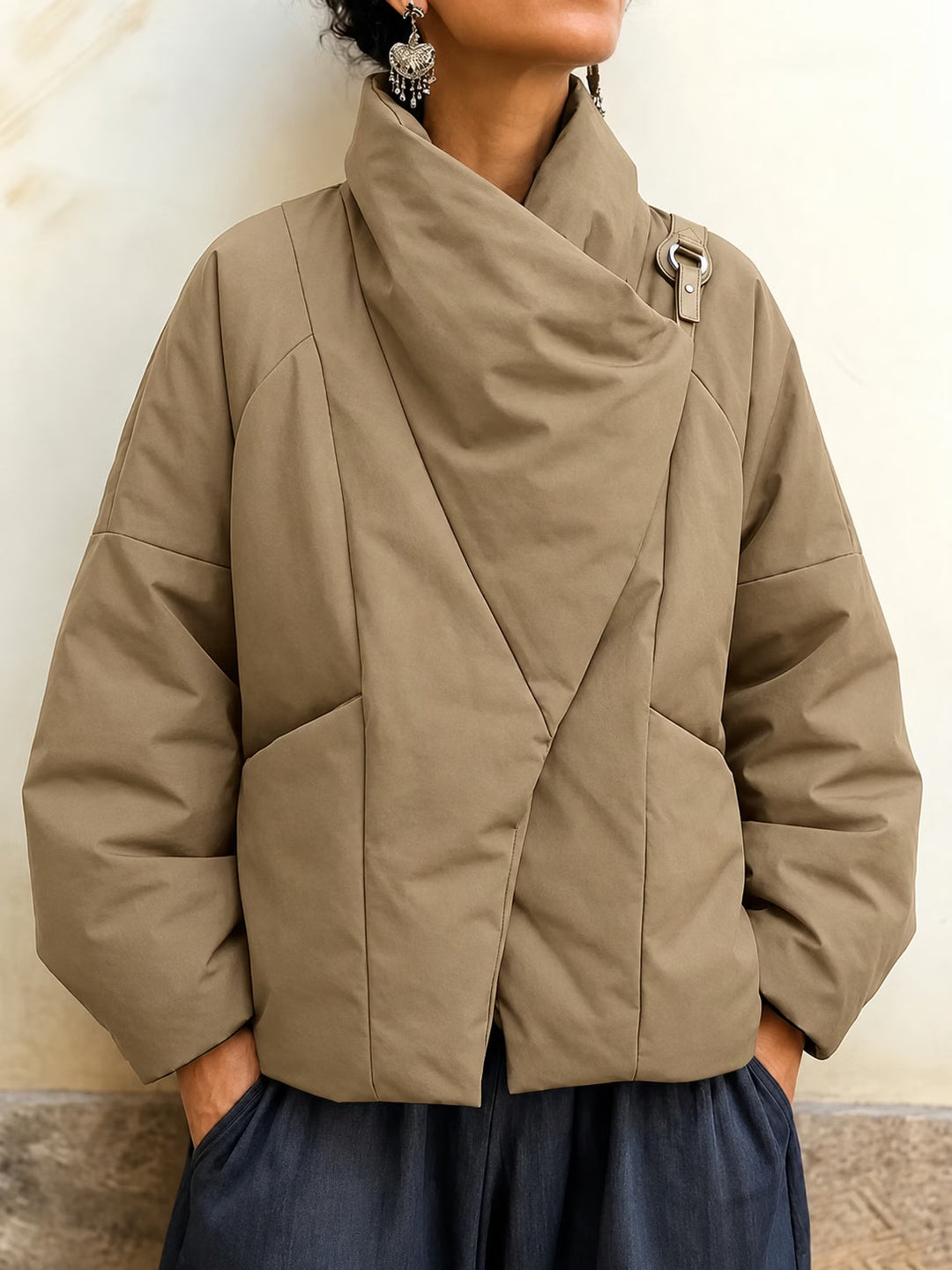 Ismena - Asymmetrische Pufferjacke mit hohem Kragen