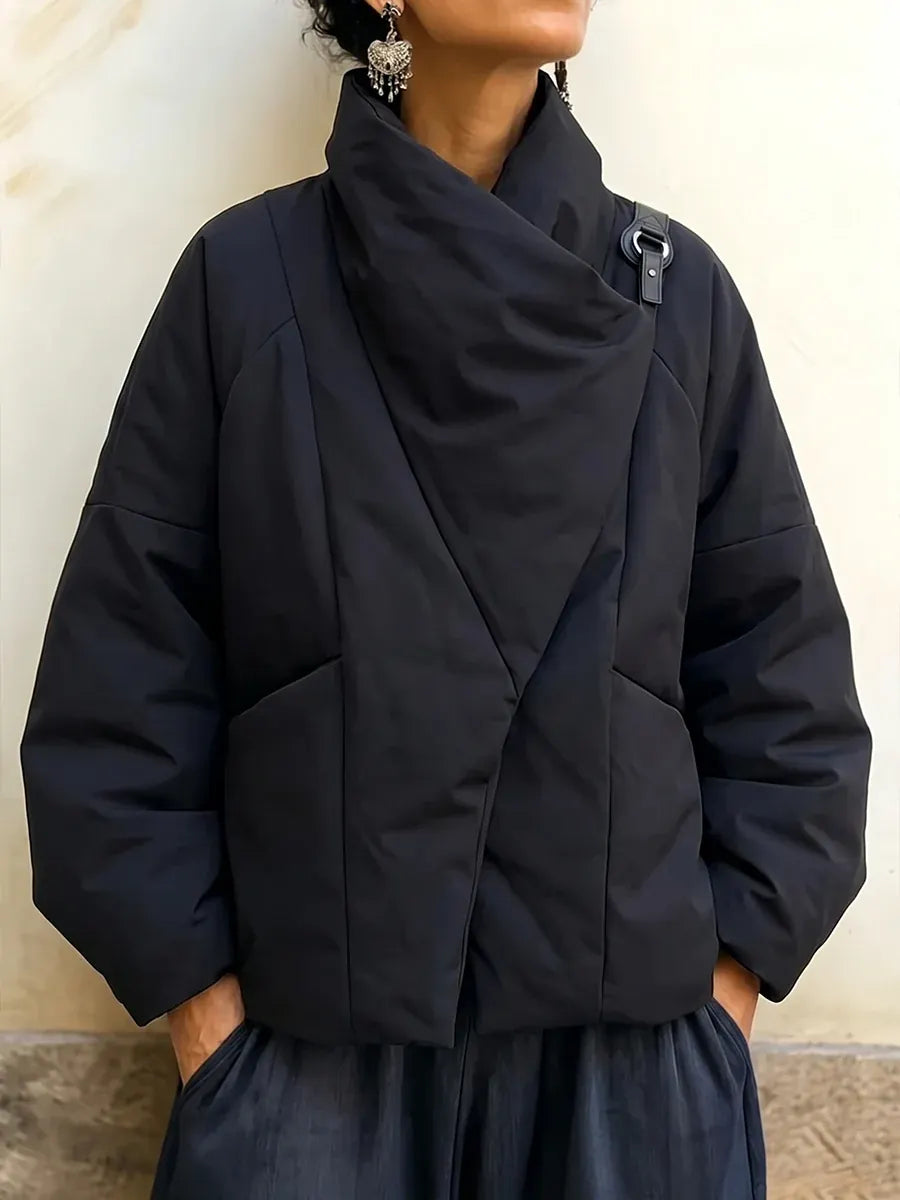 Ismena - Asymmetrische Pufferjacke mit hohem Kragen