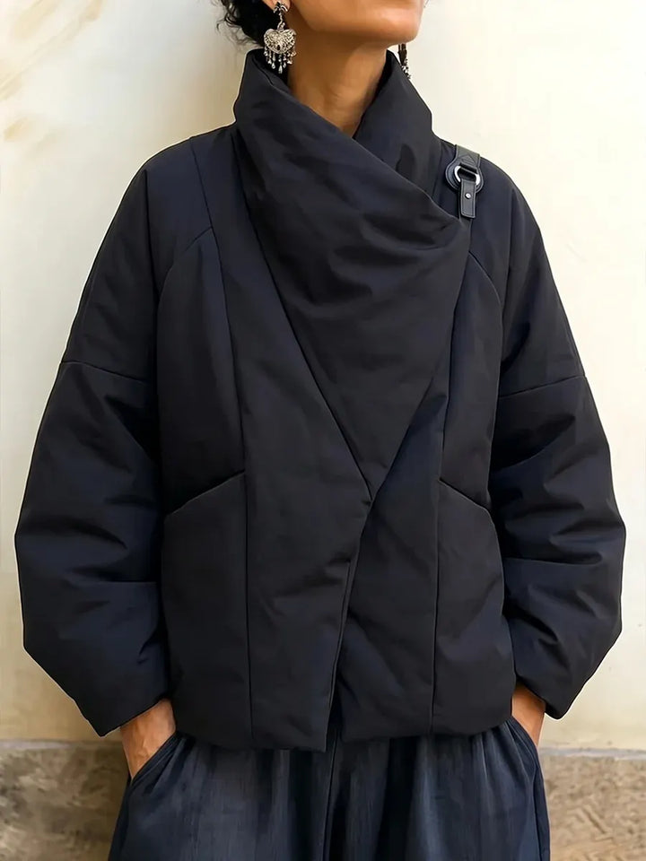 Ismena - Asymmetrische Pufferjacke mit hohem Kragen