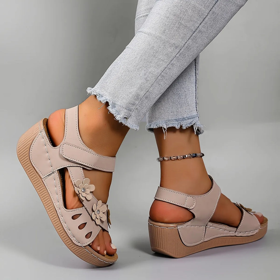 Fiorelia - Florale Komfort-Keilsandalen
