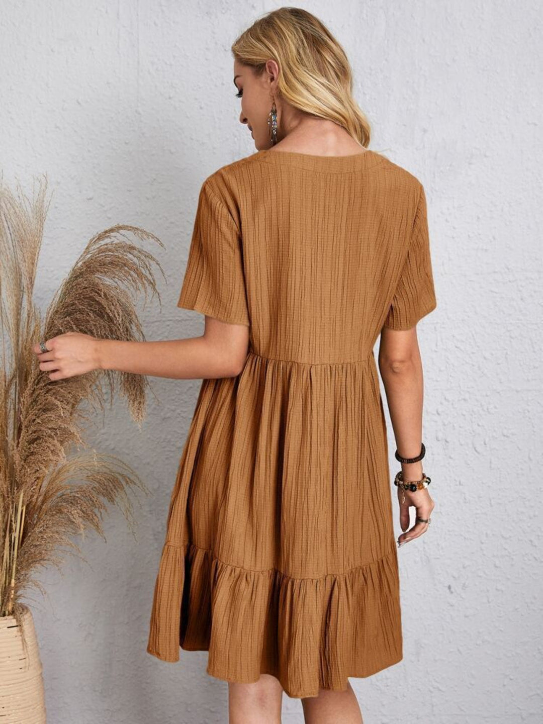 Belinda - Strukturiertes Stufenkleid mit V-Ausschnitt
