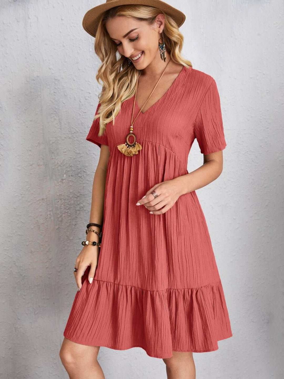 Belinda - Strukturiertes Stufenkleid mit V-Ausschnitt