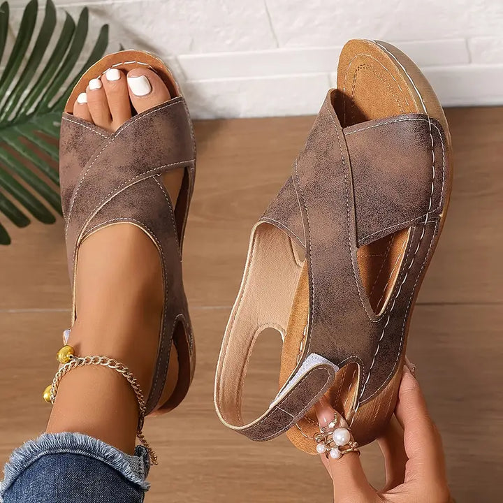 Lacey - Komfort-Sandalen mit gekreuzten Riemen