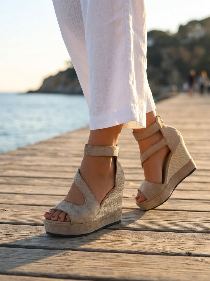 Eluned - Gepolsterte Keilsandalen