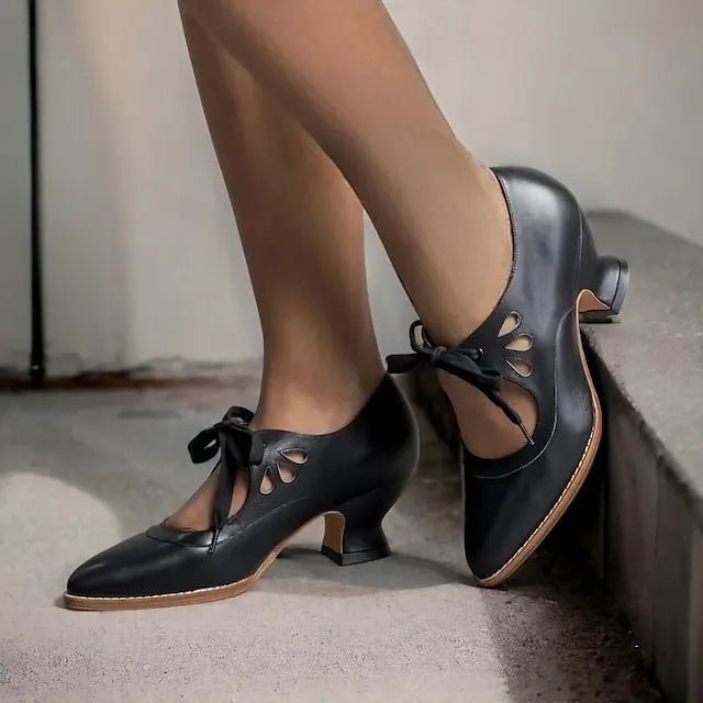 Veralyn - Vintage-Kitten-Heels mit Schnürung