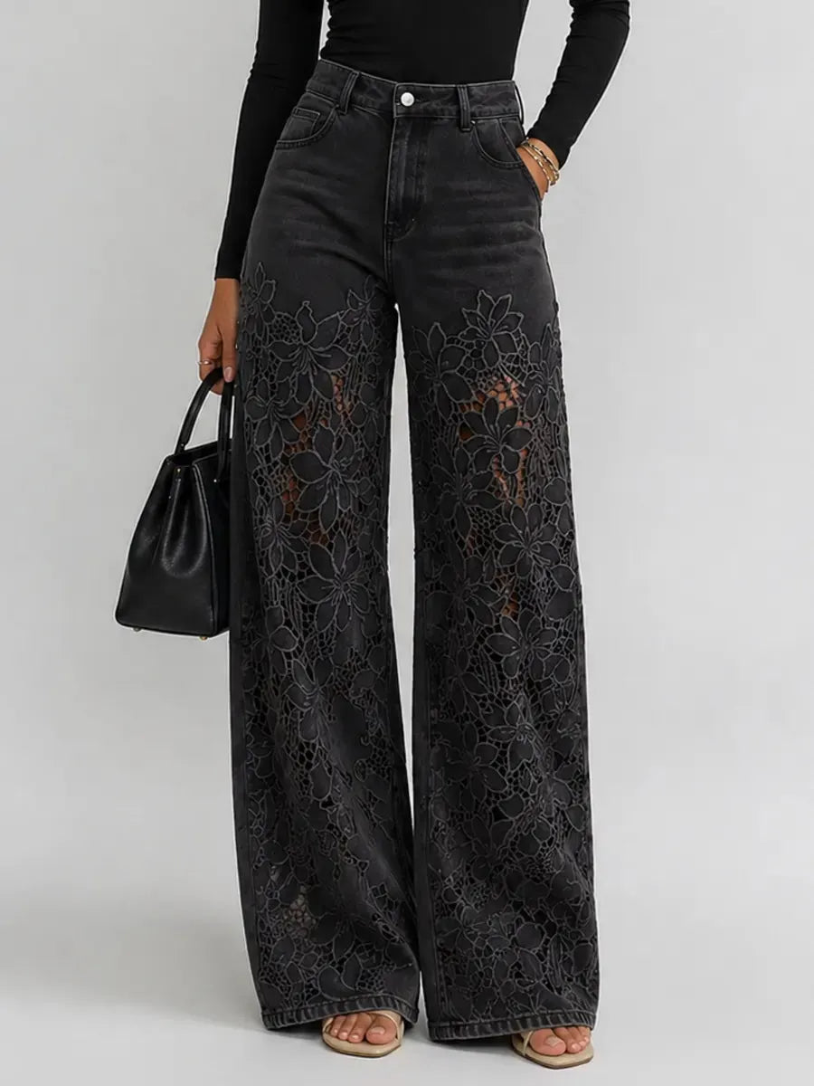 Kaliora - Weit geschnittene Jeans mit floraler Spitze