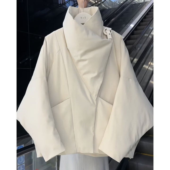 Ismena - Asymmetrische Pufferjacke mit hohem Kragen
