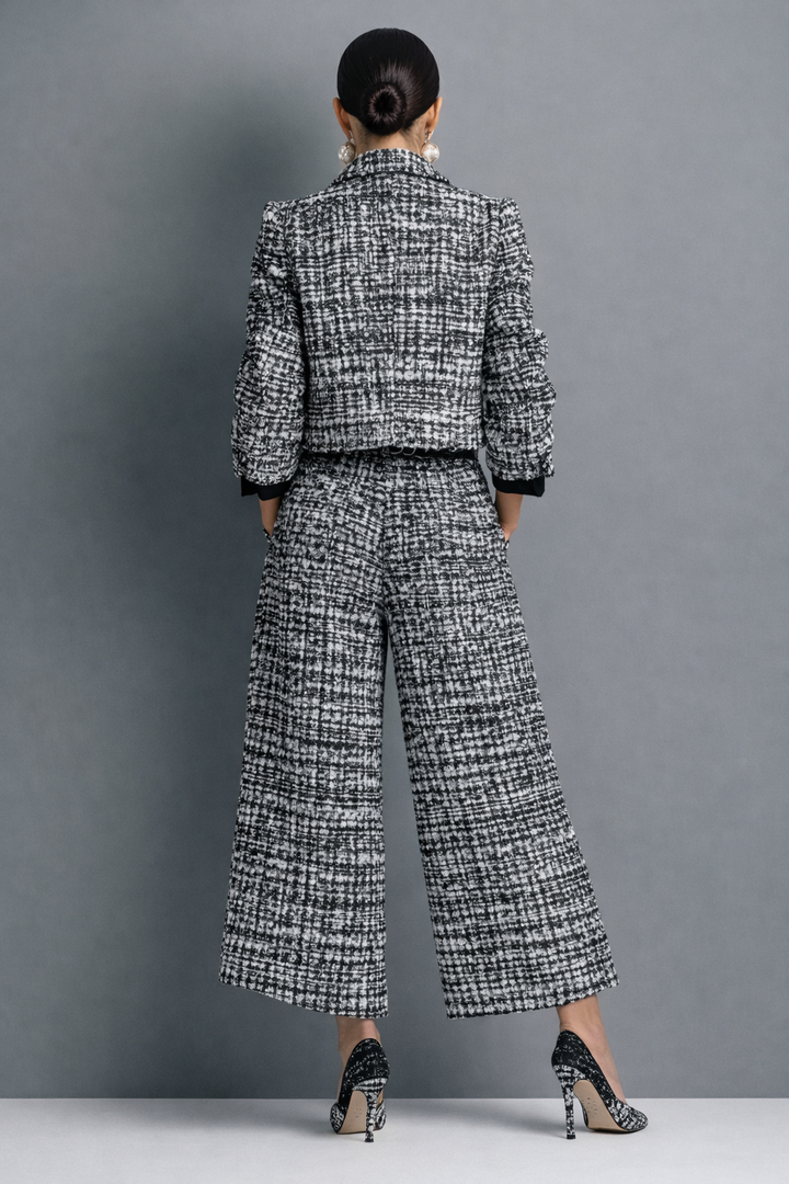 Norabel - Strukturiertes Set aus kurzer Jacke und weit geschnittener Hose